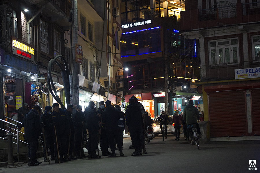 पोखराको पर्यटकीय केन्द्र लेकसाइड रातभर खुल्दा काठमाडौँको ठमेलमा अझै प्रतिबन्ध