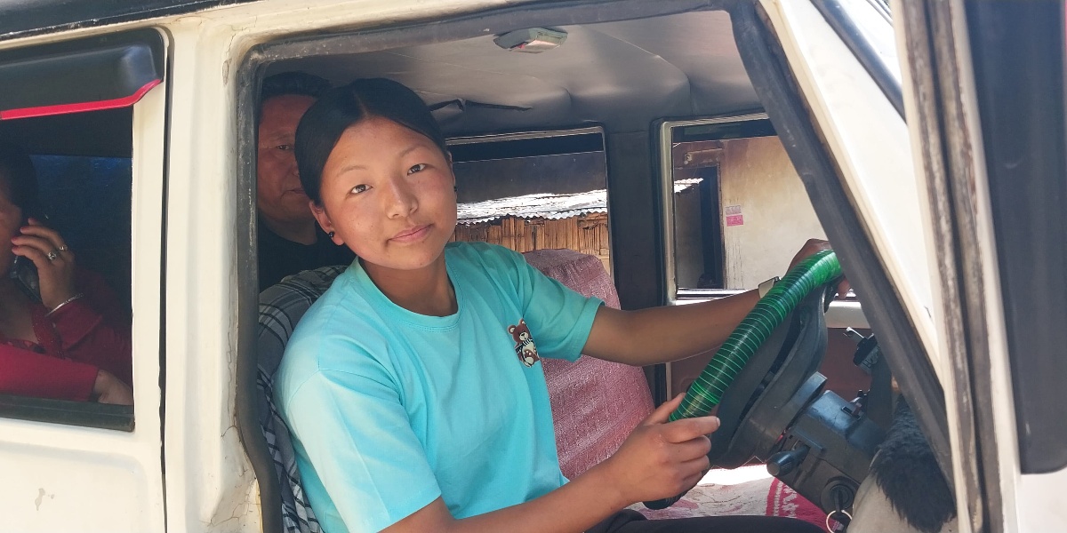 पहाडी सडकमा सवारी हाँक्दै १९ वर्षीया छेकी