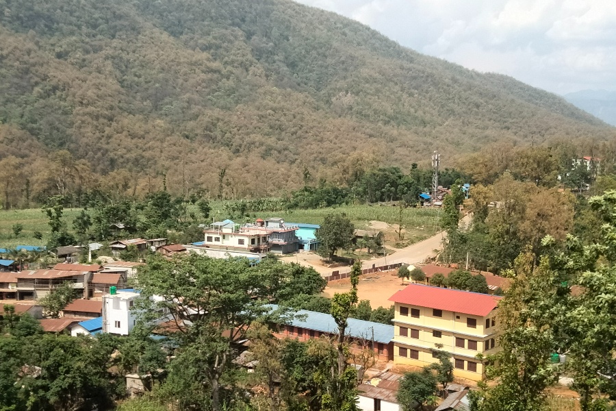 नवलपरासीको ढोडेनीमा खानेपानी हाहाकार, २ घण्टा लगाएर खोलाको पानी बोक्नुपर्ने बाध्यता