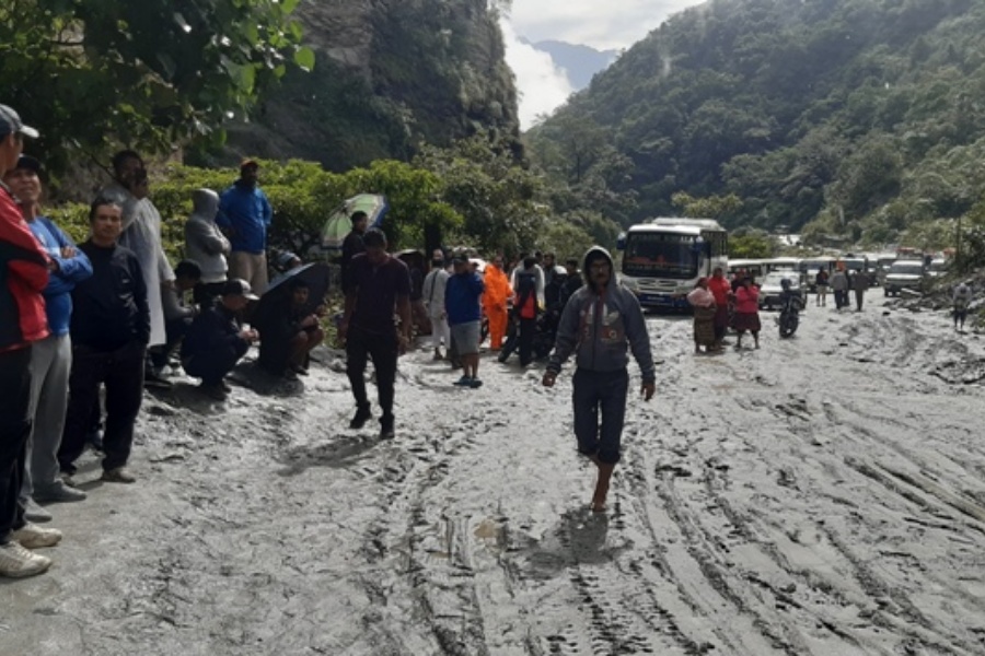 पर्यटकलाई सधैँ ‘बैसरी’ पहिरोको चुनौती