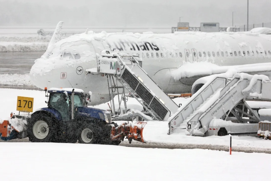 जर्मनीमा हिमपातका कारण ७०० उडान रद्द, बस–रेल सेवा स्थगित