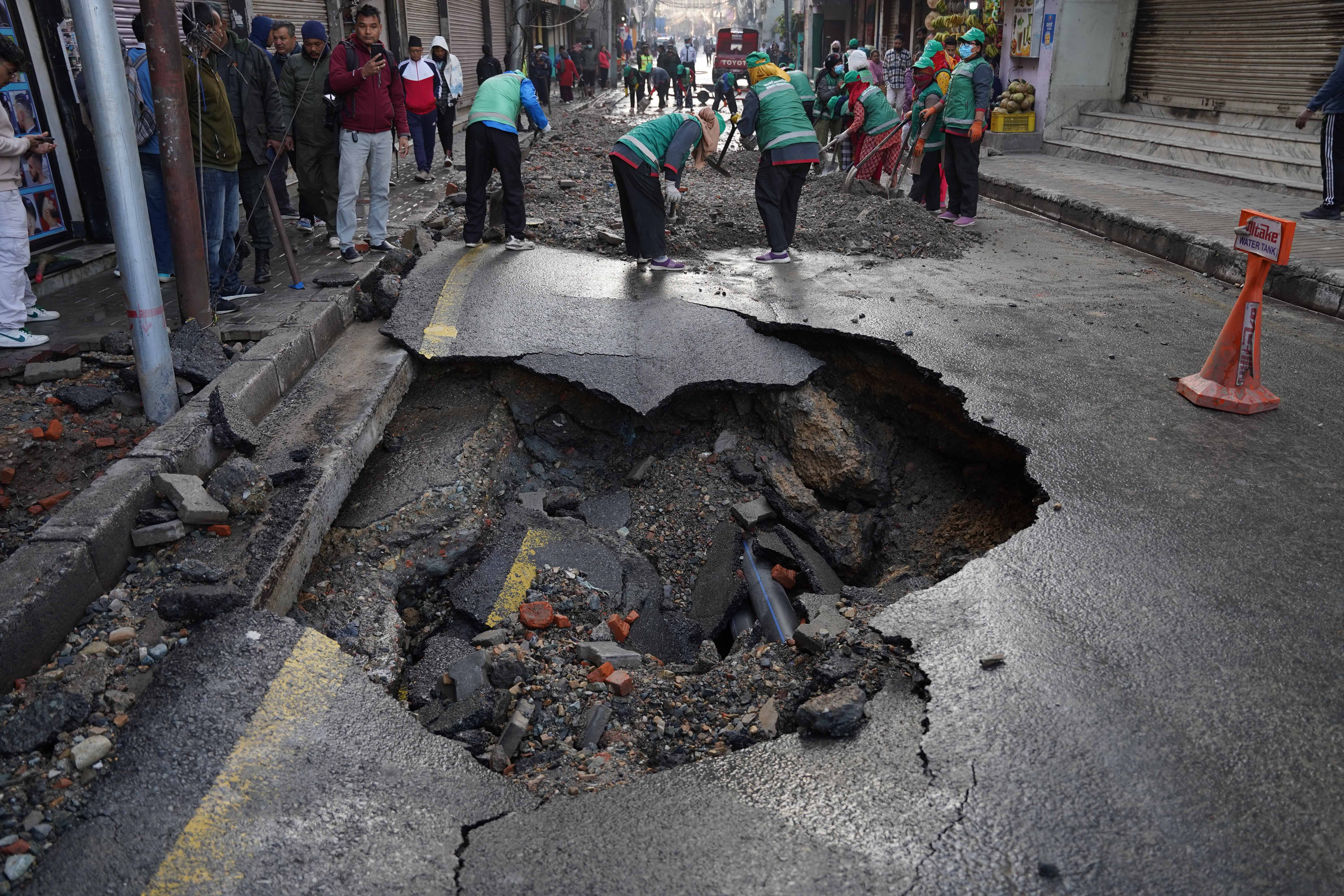 थापाथलीमा खानेपानीको पाइप फुट्दा सडकमा बग्यो ५ लाख लिटर पानी