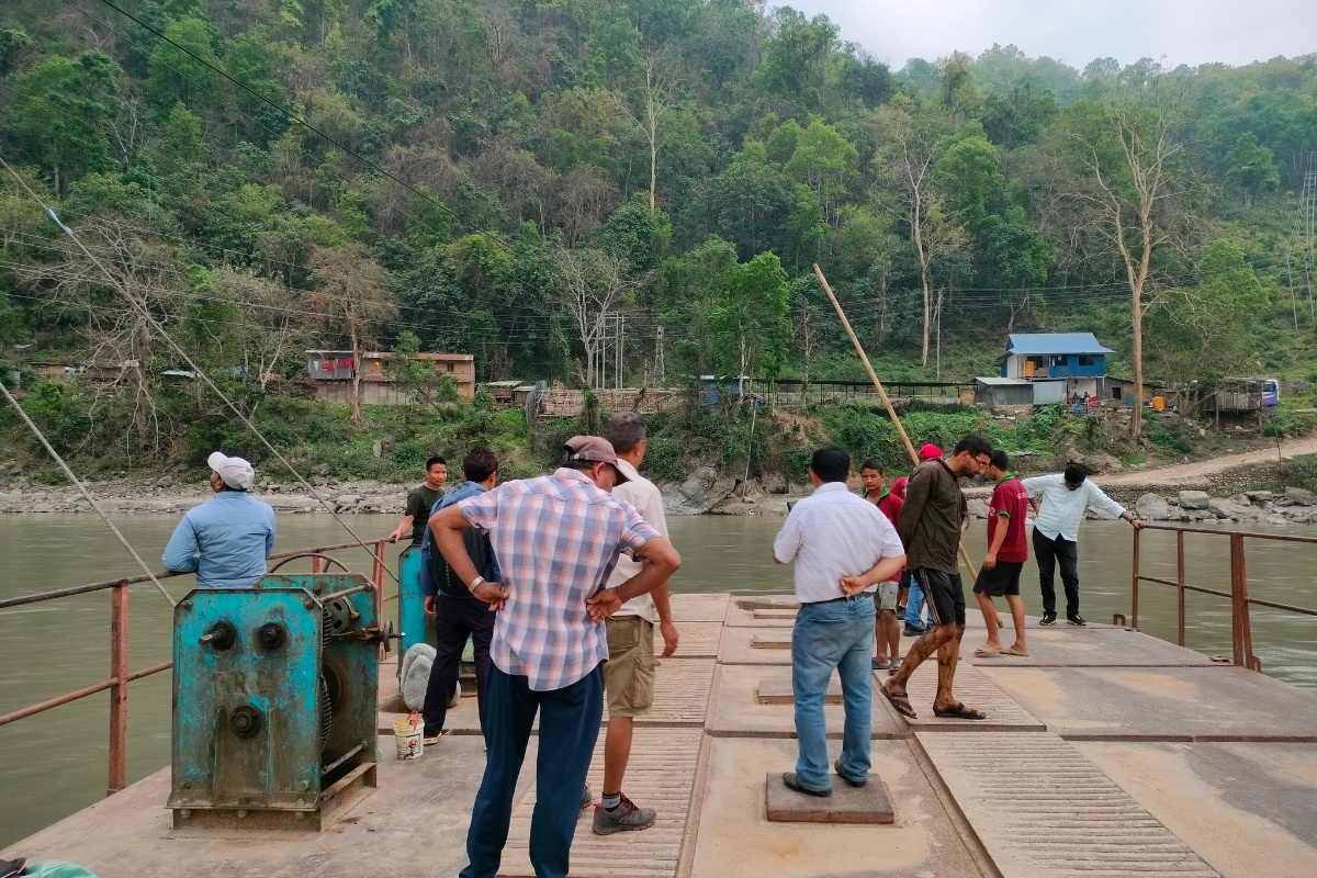 पानीको बहाव बढेसँगै अरुण नदीमा सञ्चालित फेरी बन्द