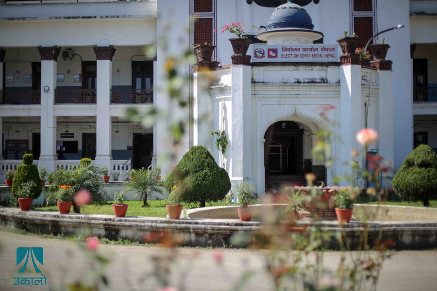 मतदानको निर्धारित समय सकियो, आयोगले पत्रकार सम्मेलन गर्दै