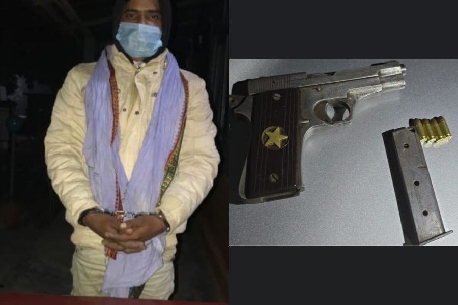 पेस्तोलसहित भारतीय नागरिक पक्राउ