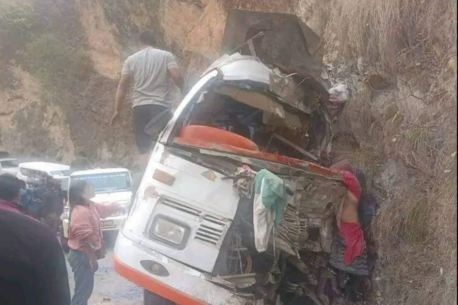 सिन्धुलीमा बस दुर्घटना, ५ जनाको मृत्यु