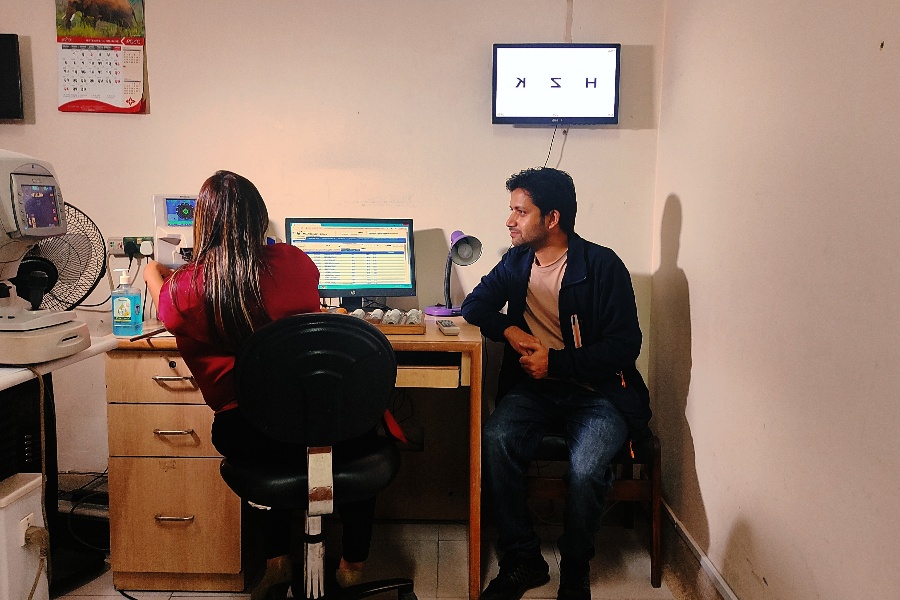 कार्यस्थलमा डिजिटल प्रविधिको प्रयोग: आँखामा पर्दै असर