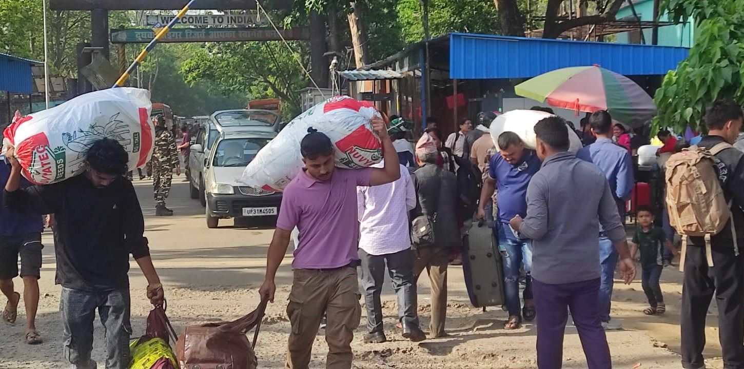बिसु पर्व मनाउन घर फर्कँदै नेपाली, त्रिनगर नाकामा बढ्यो चहलपहल