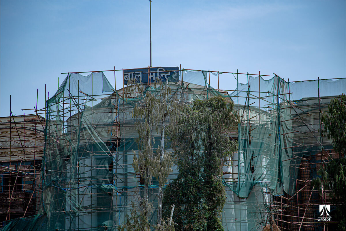 २ वर्षमा सकिनुपर्ने बालमन्दिर प्रबलीकरण ४ वर्षसम्म अधुरै, टहरामा उकुसमुकुस छन् बालबालिका