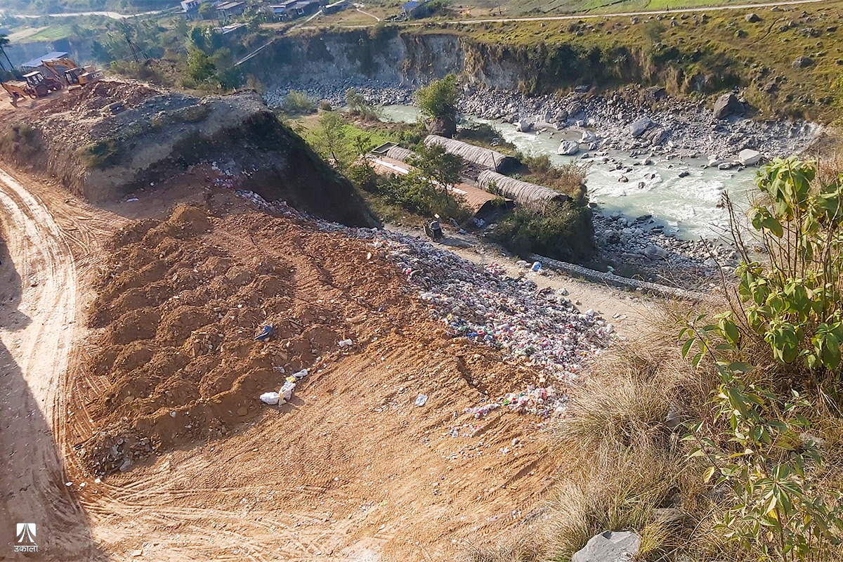 पोखरा महानगरको फोहोर एक वर्षदेखि सेती नदी छेउमा निर्बाध बिसर्जन 