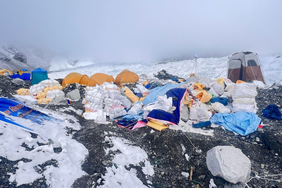 मानव मलमूत्रले दुर्गन्धित बन्दै सगरमाथा, आरोहीले बोक्दैनन् शौच गर्ने ब्याग