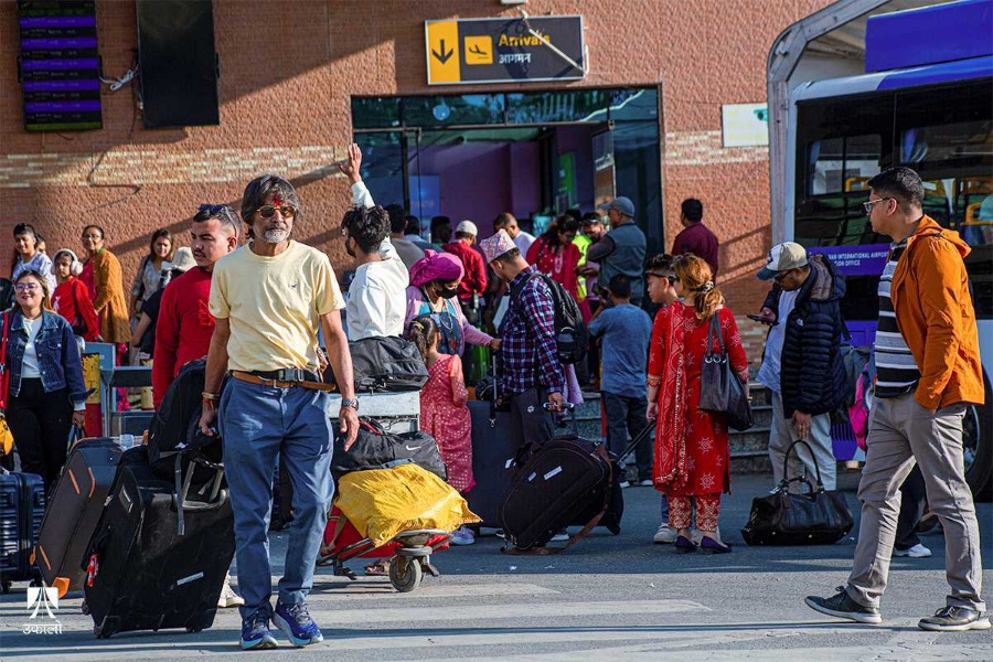 गाउँमा दशैँ मानेर कर्मथलो काठमाडौँ फर्किनेको ताँती (तस्वीरहरू)