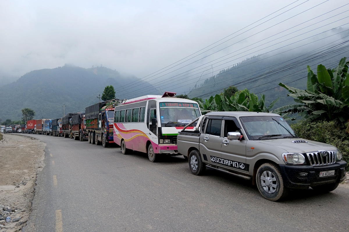 बीपी राजमार्ग ठप्प भएपछि नागढुंगा मुग्लिन सडकमा चाप