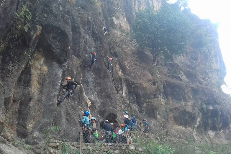 बन्दीपुरको चुनपहरामा चट्टान आरोहण