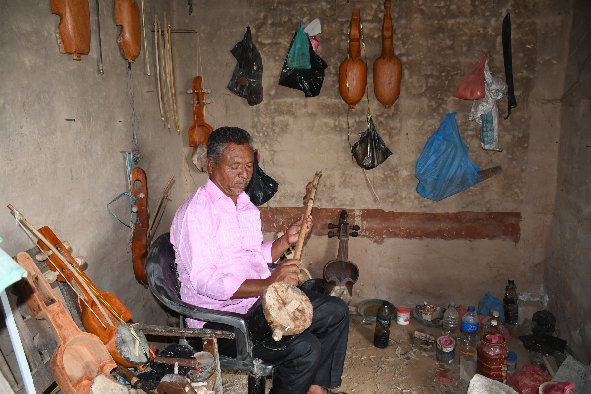 बिक्न छाडे सारंगी, सुनिन छाड्यो धुन