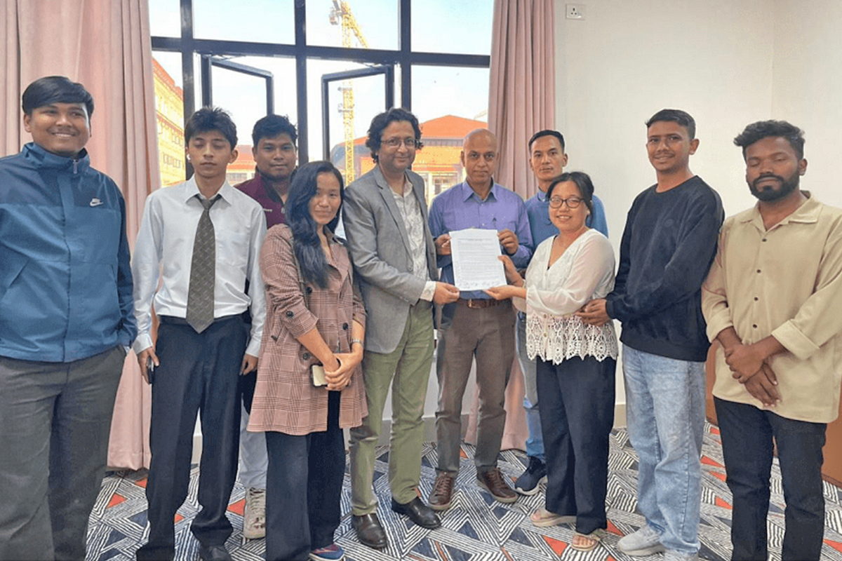 प्रधानमन्त्री कार्यालयमा मागपत्र बुझाउँदै जेन-जी अलाइन्सका प्रतिनिधि।