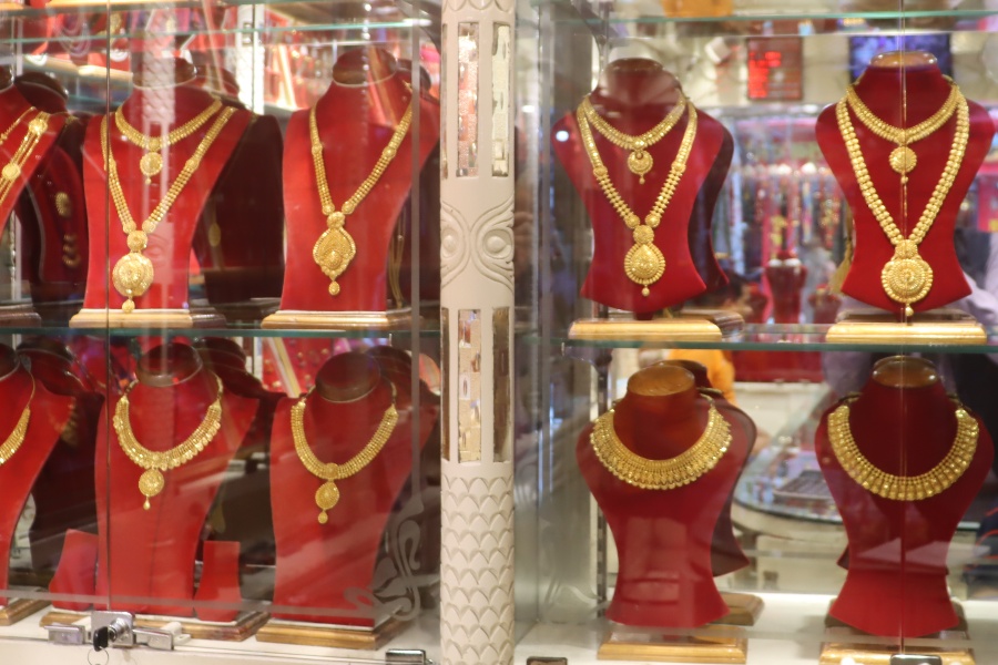 तोलामा ९०० रुपैयाँले घट्यो सुन