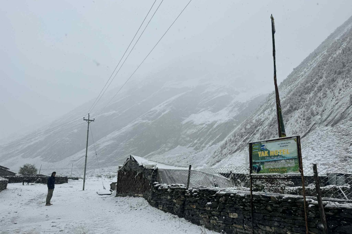 उत्तरी गोरखामा हिमपात, पर्यटक प्रभावित