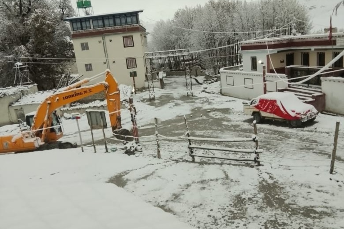 हिमपातले मुस्ताङ-डोल्पा सडक १० दिनदेखि अवरुद्ध, साङ्तामा सञ्चार र विद्युत् पनि ठप्प