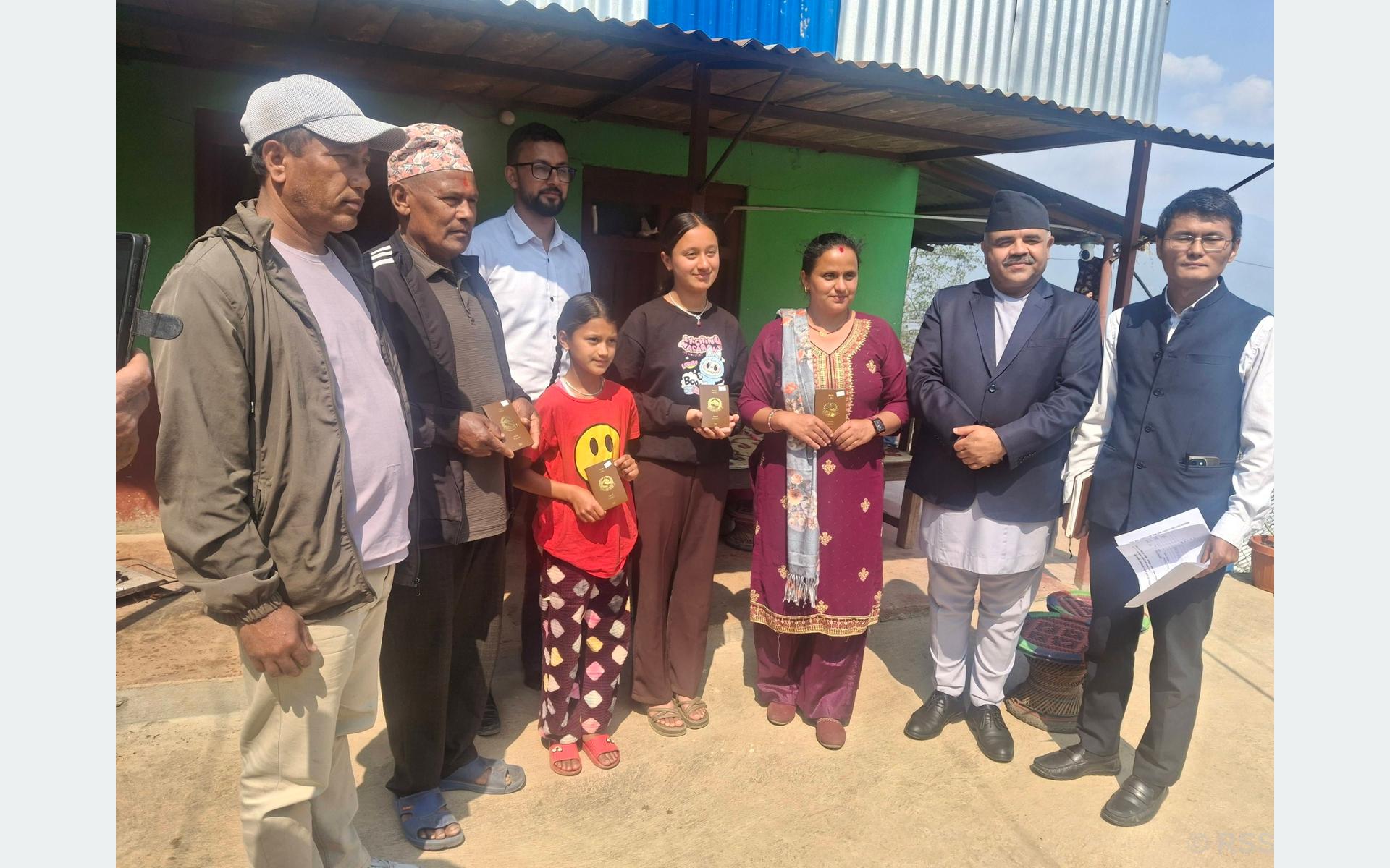 घरमै पुगेर दिन थालियो राहदानी
