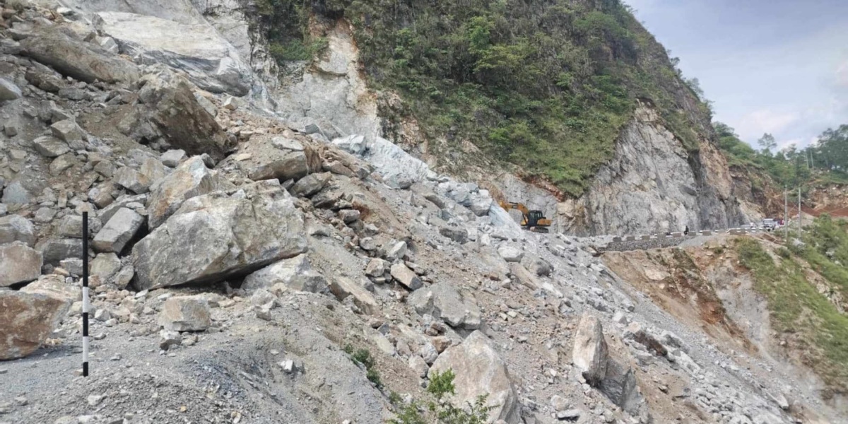 बाढीपहिरोले देशभरका नौ सडकखण्ड पूर्ण रूपमा अवरुद्ध