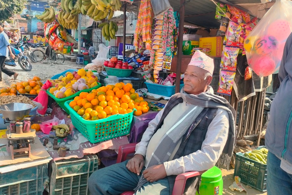 ठेला व्यवसायमा रमेका ६५ वर्षीय करनबहादुर