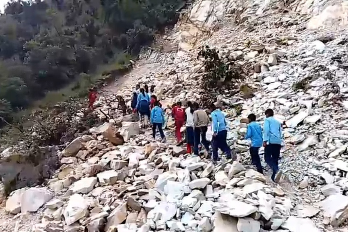 ठेकेदारको लापरबाहीले मार्तडी–कोल्टी सडकको बिजोग