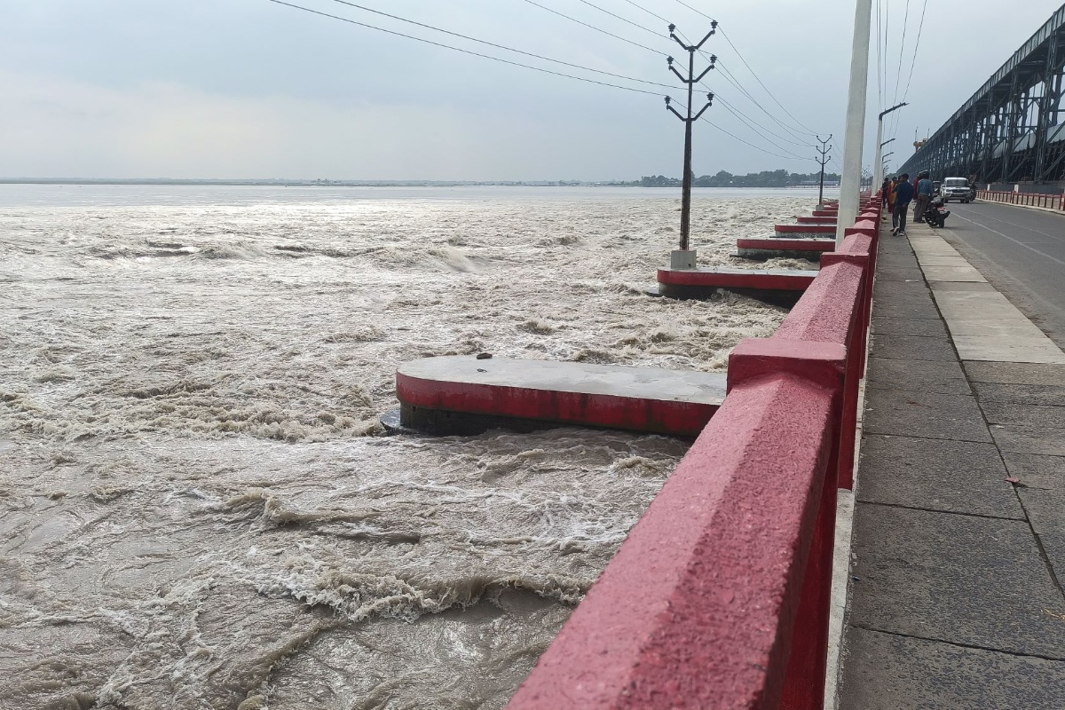 सप्तकोशीमा बहाव उच्च: ५६ वटै ढोका खोलियो