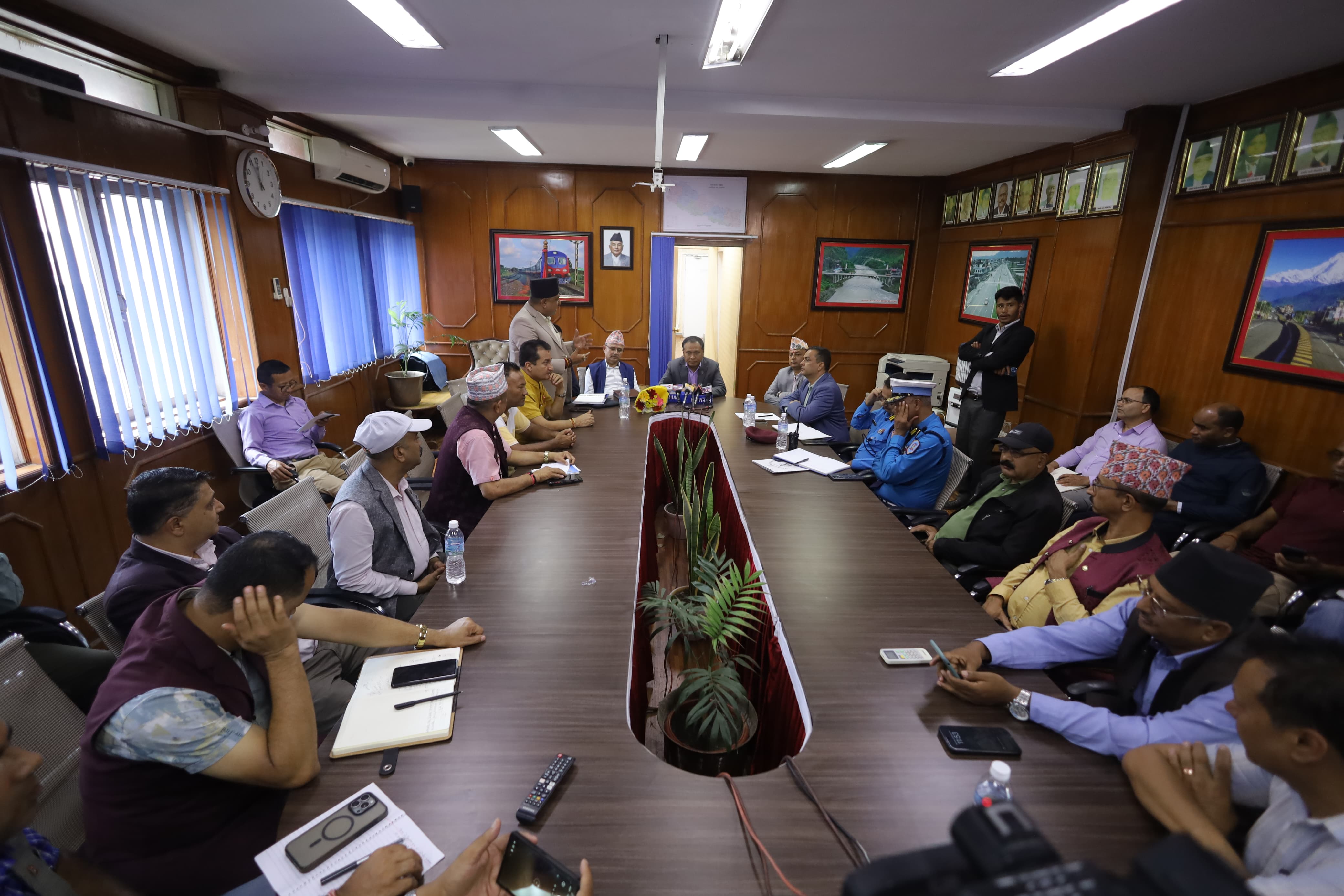 दाउन्ने खण्डमा दशैँभर ठूला सवारीमा रोक, नागढुंगा सुरुङमार्गबाट यात्रुवाहक सवारी बाहिरिन पाउने