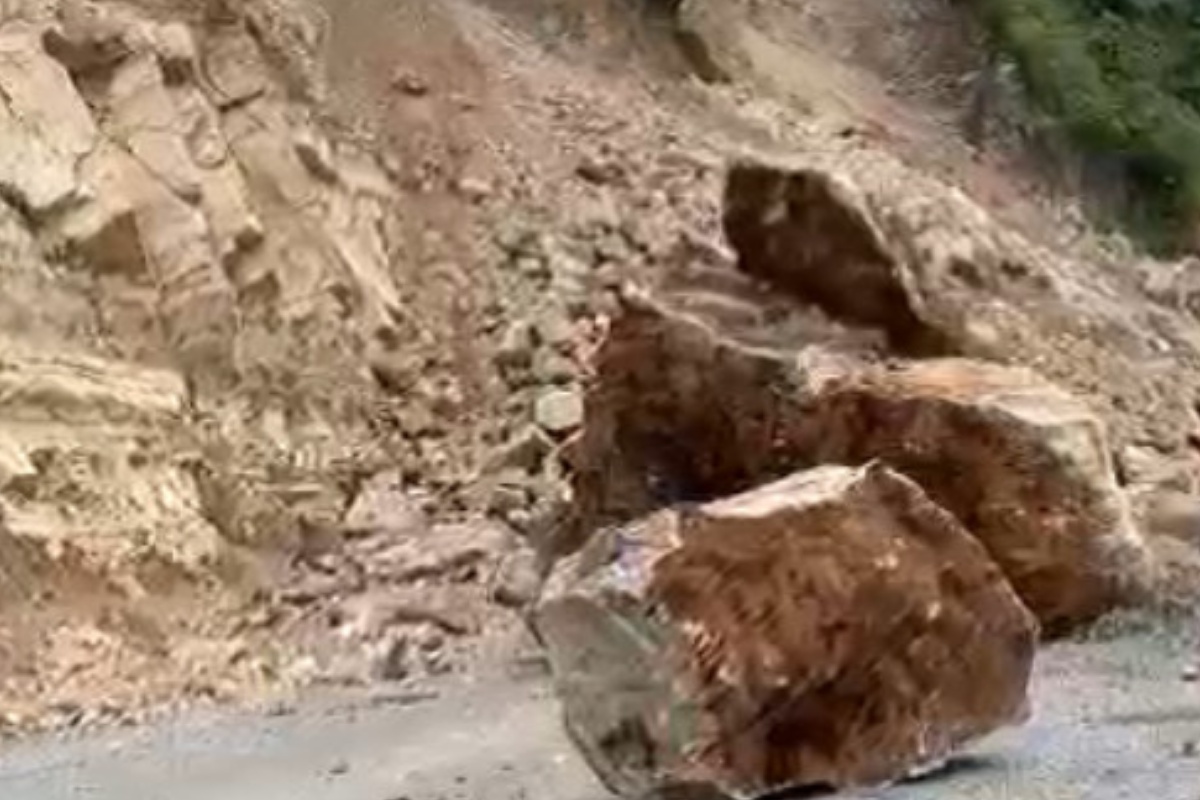 कोशी राजमार्गको हुङ्गुङ खण्डमा ठूलो पहिरो, तीन दिनदेखि आवागमन पूर्ण रूपमा ठप्प