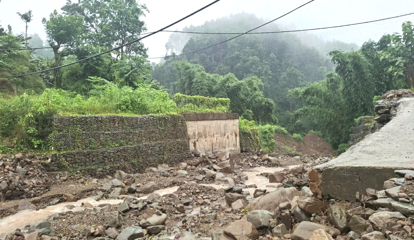 पटक–पटक म्याद थप्दा पनि ७ वर्षदेखि लेदुवा खोलाको पुल अधुरै