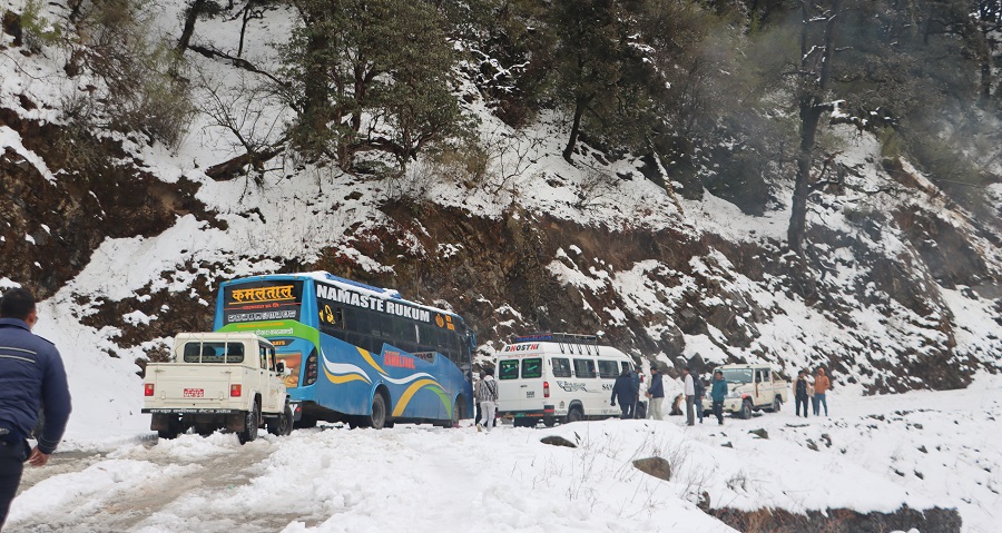हिमपातले मध्यपहाडी लोकमार्ग अवरुद्ध