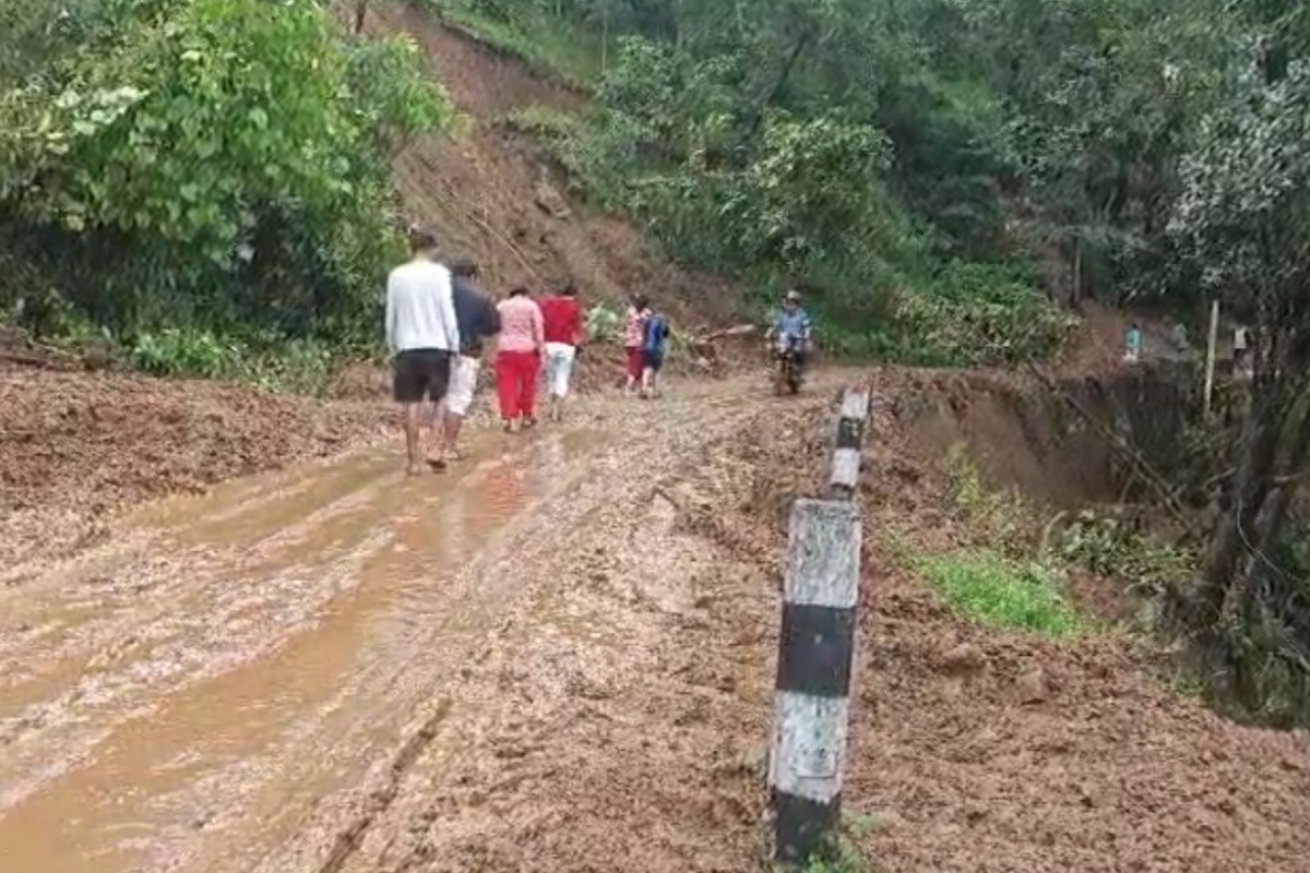 मेची राजमार्ग अवरुद्ध, ४ जिल्लाका यात्रु प्रभावित