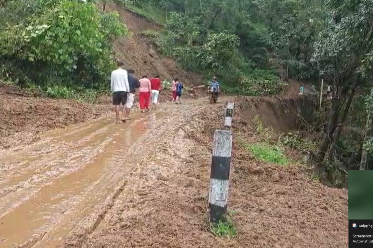 मेची राजमार्गको अवरोध खुलाउने प्रयास जारी