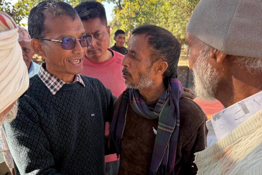 मतदातासँग कुराकानी गर्दै मेटमणि (चस्मामा)