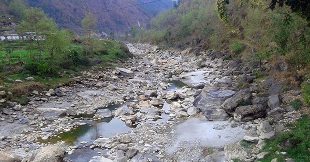 विद्युत् आयोजनाले मापदण्डअनुसार पानी नछाड्दा सुक्यो मोदीखोला
