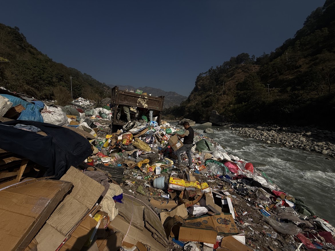 मापदण्ड र जग्गा अभावको चेपुवामा म्याग्दीका स्थानीय तह: नदी किनारा नै बन्दै ‘डम्पिङ साइट’