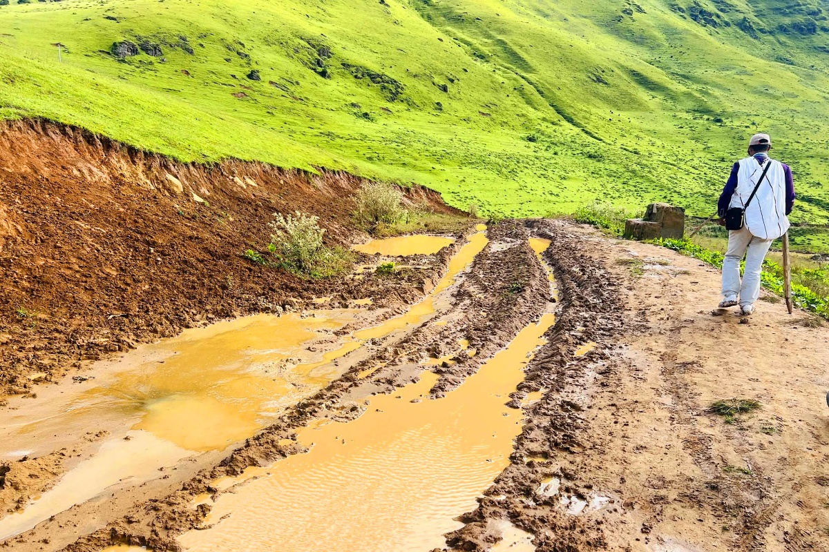 वर्षाले निसेलढोर सडक ठप्प, खाद्यान्न ढुवानीमा समस्या