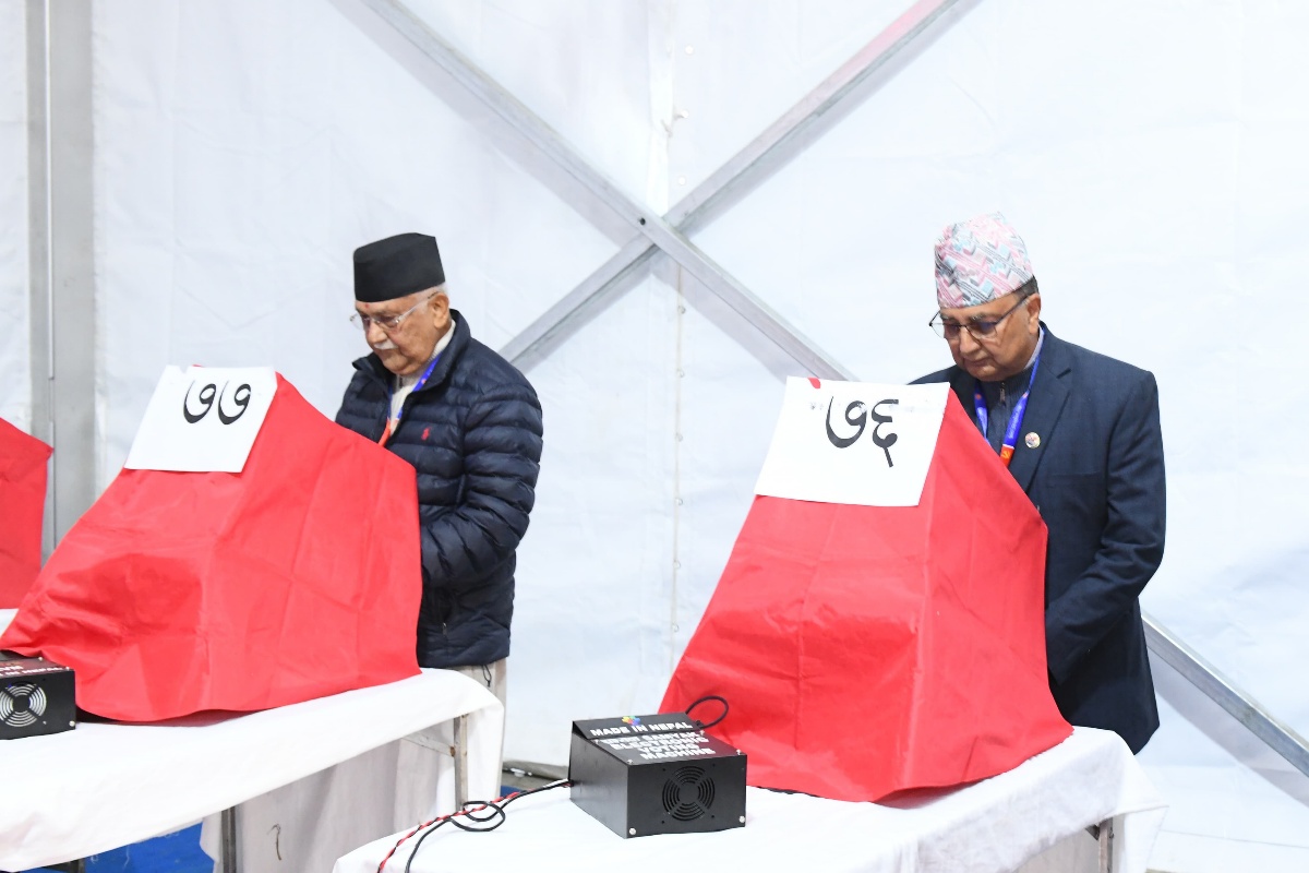 एमाले नेतृत्व चयनका लागि मतदान शुरू