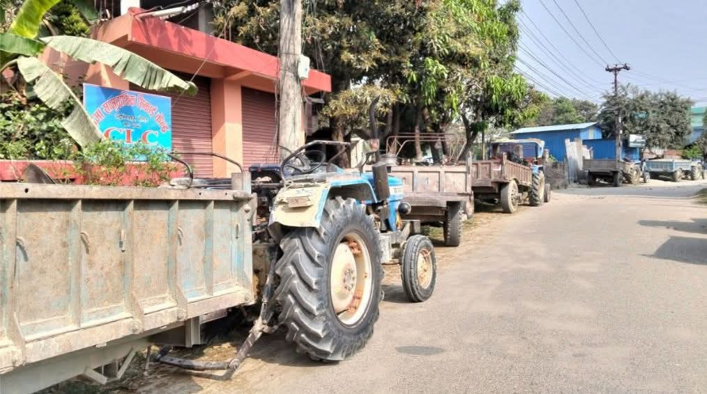 चाँदी खोलामा अवैध बालुवा उत्खनन गर्ने ८ ट्याक्टरसहित चालक नियन्त्रणमा