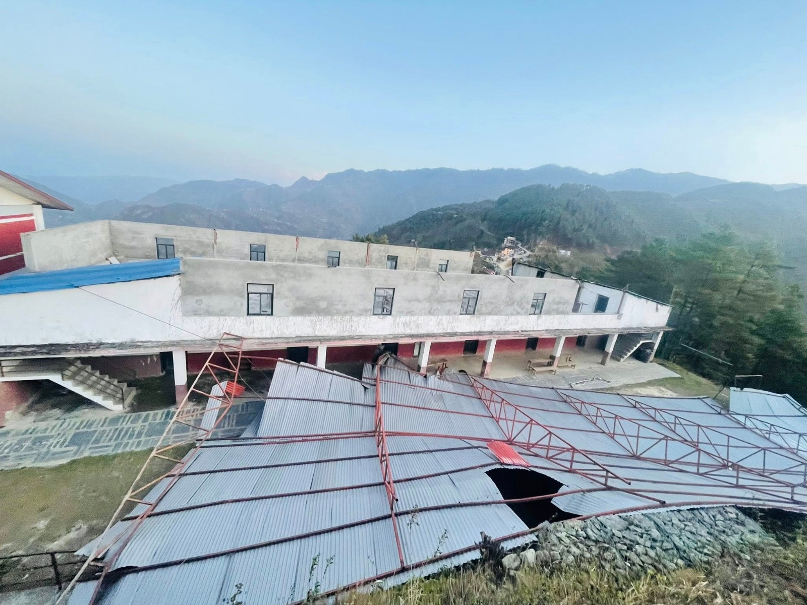 हावाहुरीले रामेछापमा निजी तथा सार्वजनिक संरचनामा क्षति, विद्युत् सेवा अवरुद्ध
