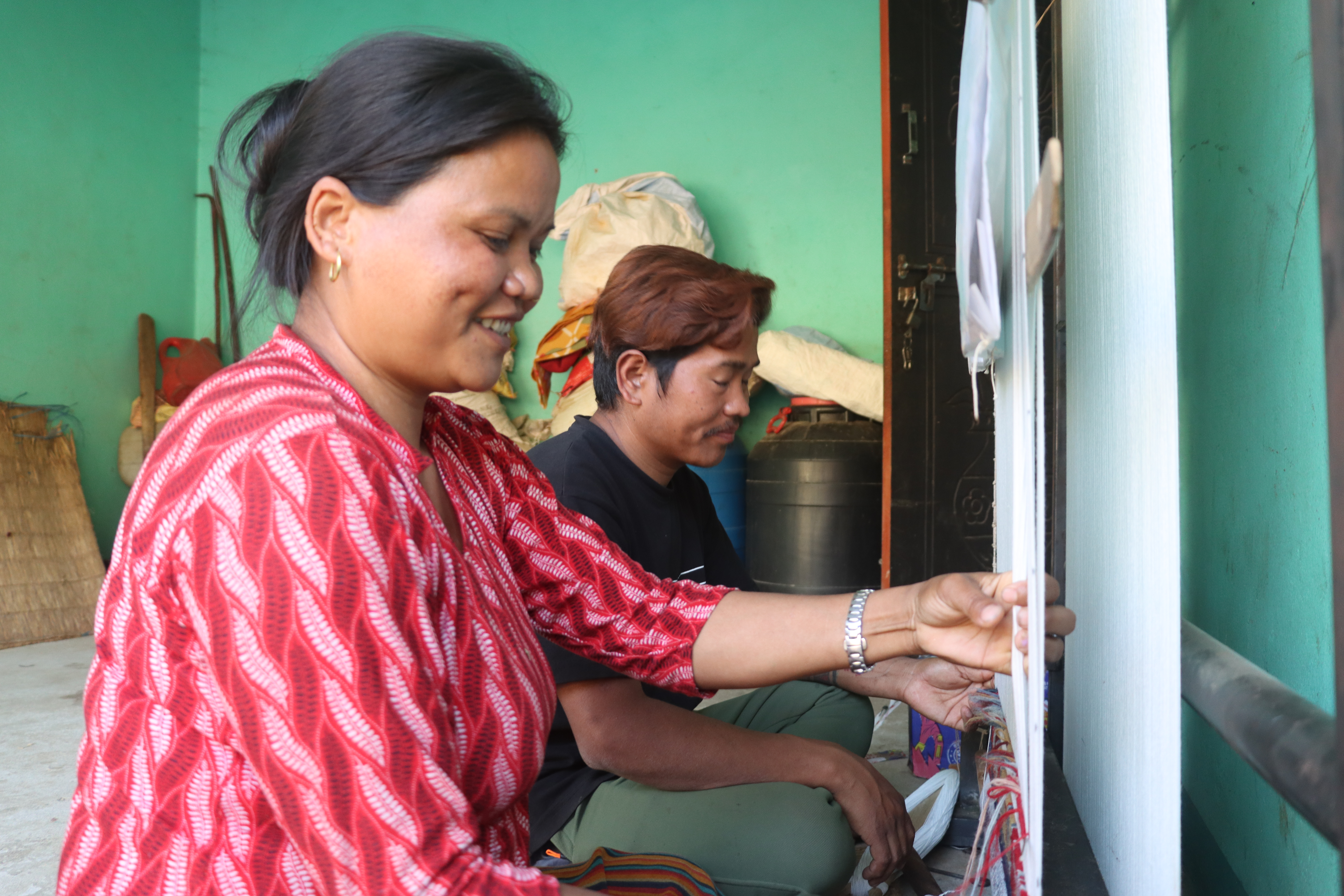 गलैँचा बुनेर आम्दानी गर्दै माझी महिला