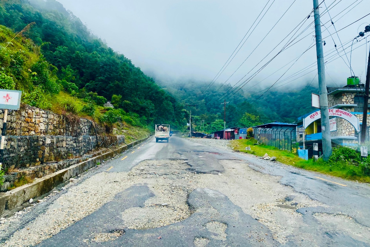 पोखरा–बागलुङ सडकमा यात्रा गर्न सकस