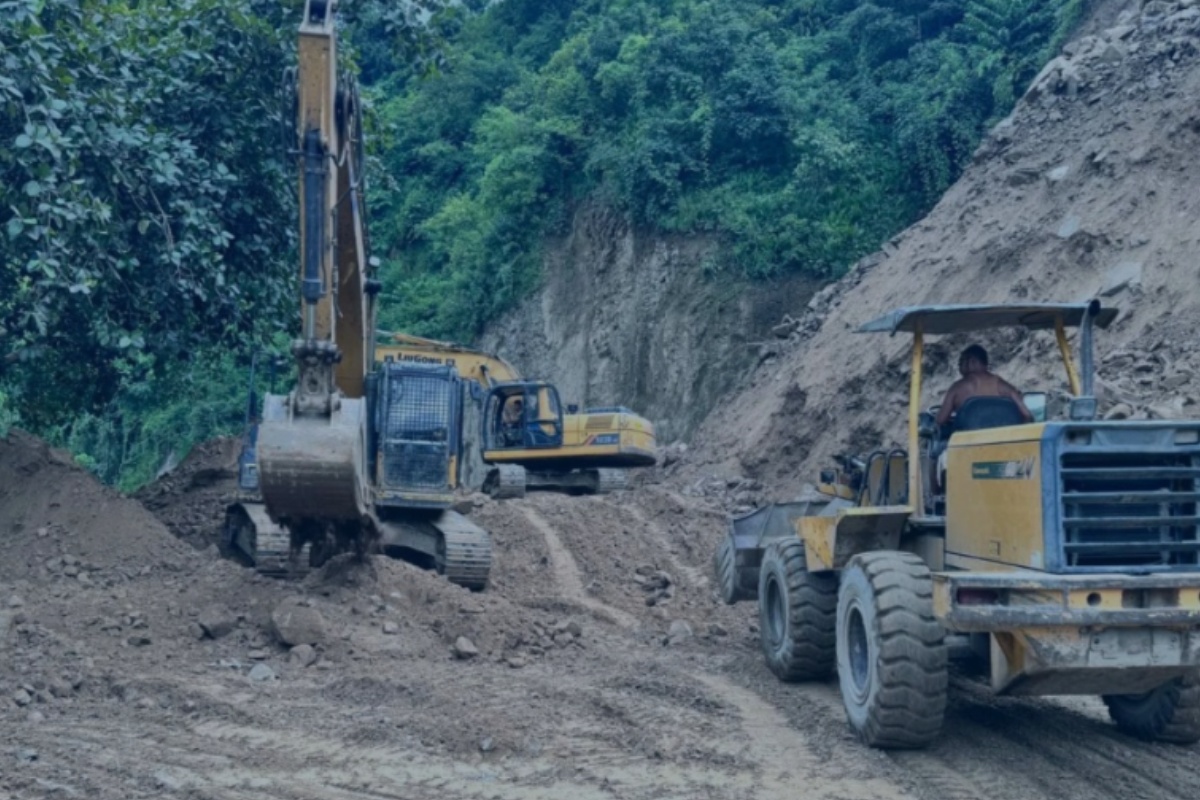 धादिङको थाक्रेमा पहिरो, पृथ्वी राजमार्ग अवरुद्ध