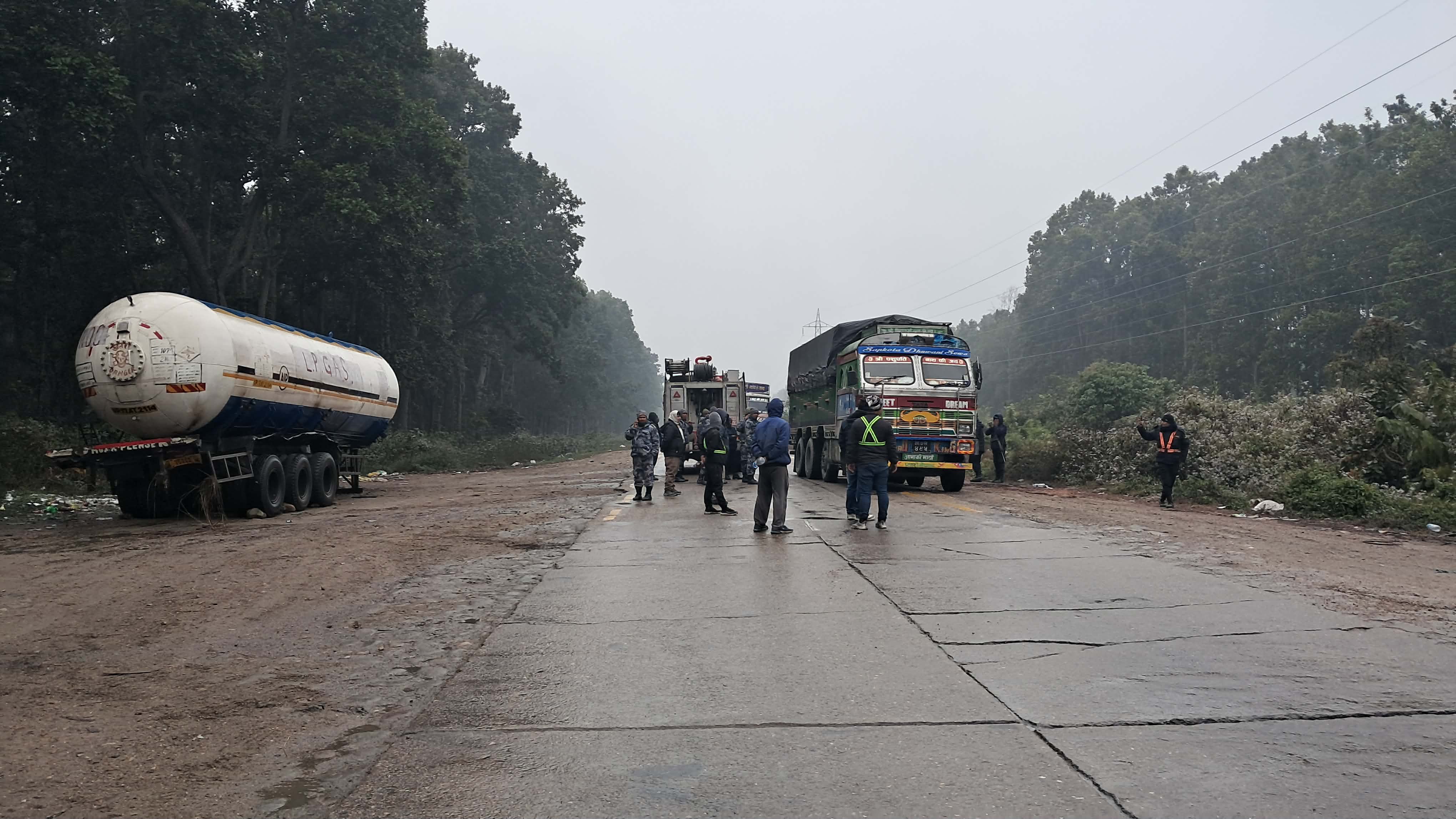 ट्यांकर हटाएपछि सञ्चालनमा आयो महेन्द्र राजमार्ग
