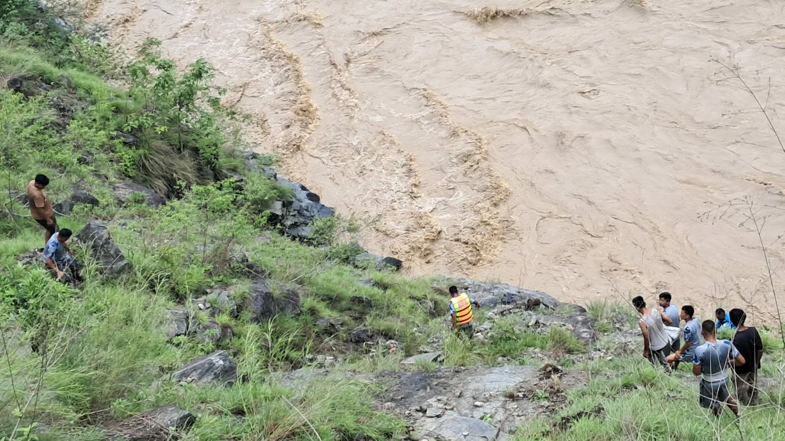 कर्णाली राजमार्गमा फोर्स गाडी दुर्घटना: नदीमा जलसतह बढ्दा उद्धारमा कठिनाइ