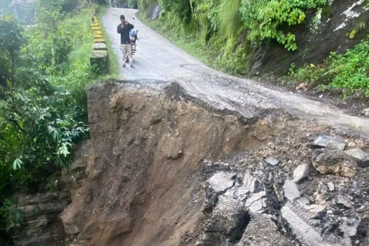 सडक भासिएपछि कर्णाली राजमार्ग अवरुद्ध