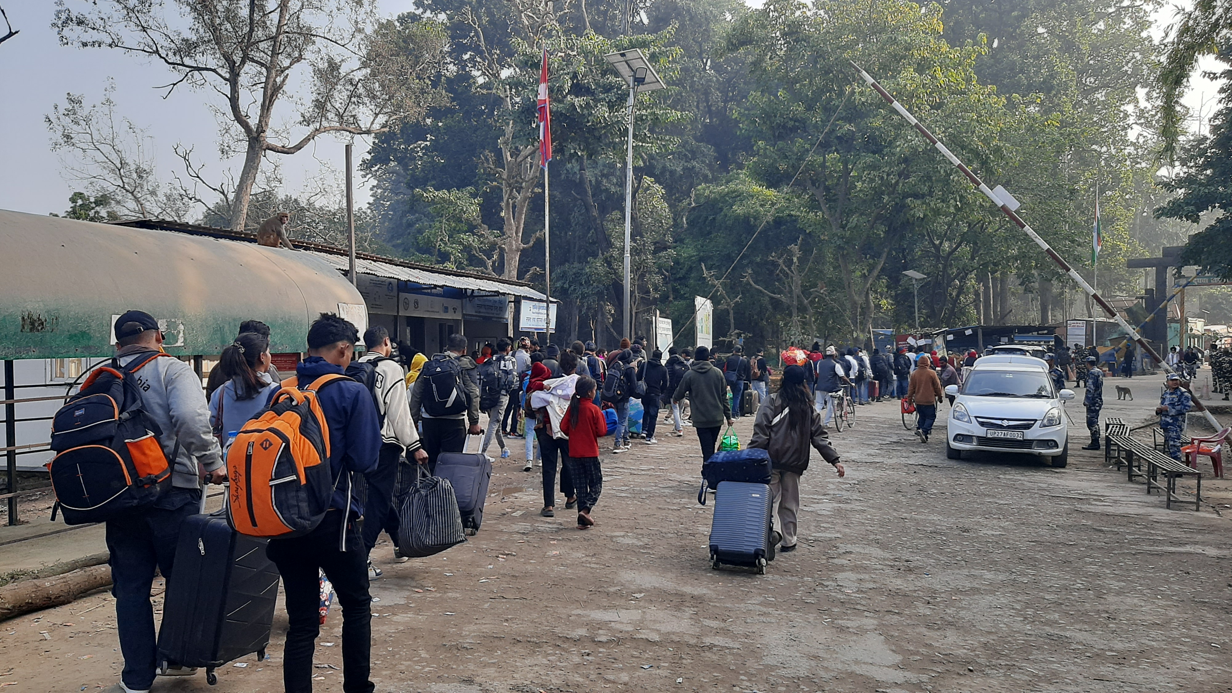 रोजगारीका लागि भारततर्फ जानेको भीड