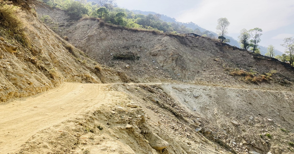 दाङका तीन निर्वाचन क्षेत्र जोड्ने सडक ५ वर्षदेखि अलपत्र