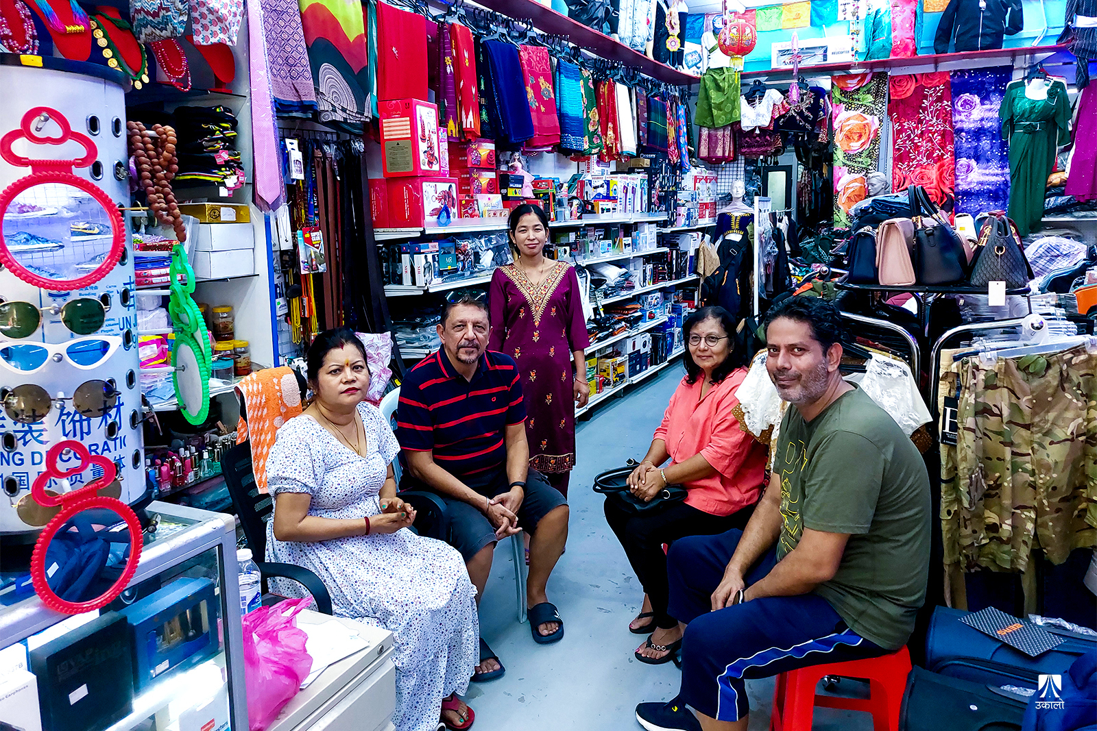 क्वालालम्पुरस्थित कोटा राया क्षेत्रमा रहेको शान्ति थापाको पसलमा शनिबार भेला भएका गुर्खा।